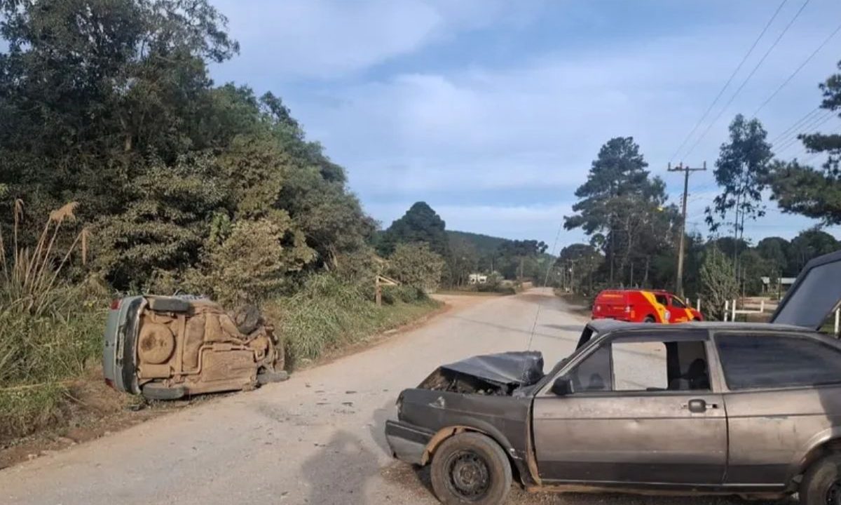 Carro capotado e outro destruído após acidente na PR-090