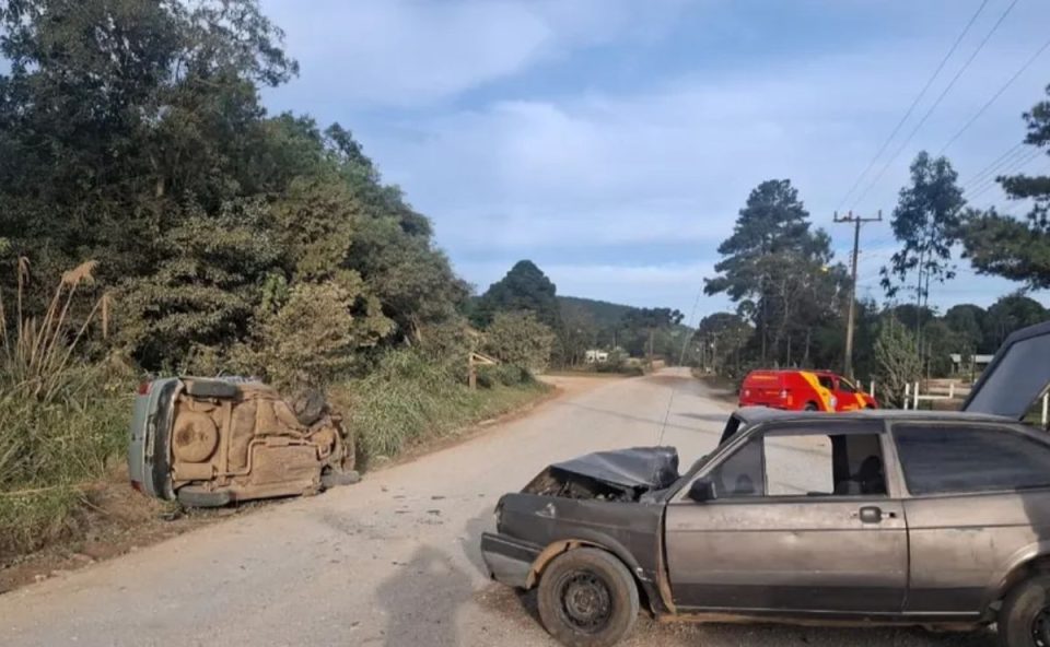 Carro capotado e outro destruído após acidente na PR-090