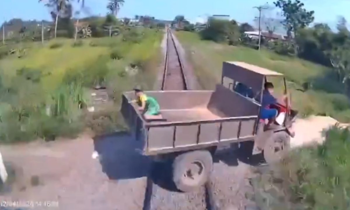 Frame de vídeo que mostra acidente entre trem e caminhonete.