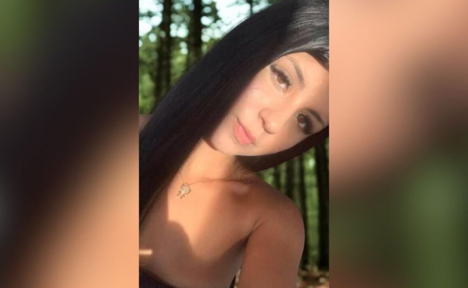 Na foto, a adolescente Nayara Ghizzo, que estava desaparecida e foi encontrada morta em um rio, posa para selfie. Ela tem cabelos longos e pretos.