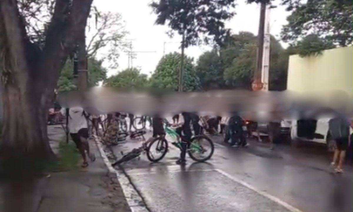 foto do local onde o adolescente foi esfaqueado durante briga após aula em maringá. na foto aparece dezenas de estudantes