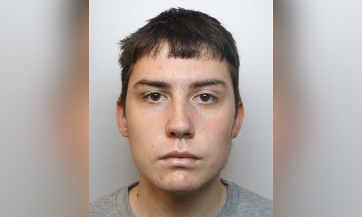 Foto do adolescente, condenado após matar o pai e o cachorro.