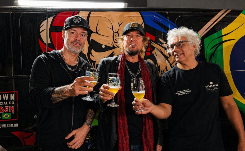 Adrian Smith, Richard Kotzen e Samuel Cavalcanti, provando a nova cerveja da Bodebrown.