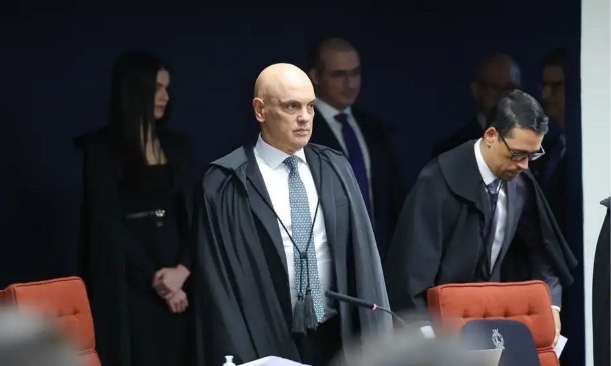 Sete mandados de prisão foram expedidos por Alexandre de Moraes, ministro do STF, contra condenados pela trama golpista. A imagem mostra Moraes de toga no STF.