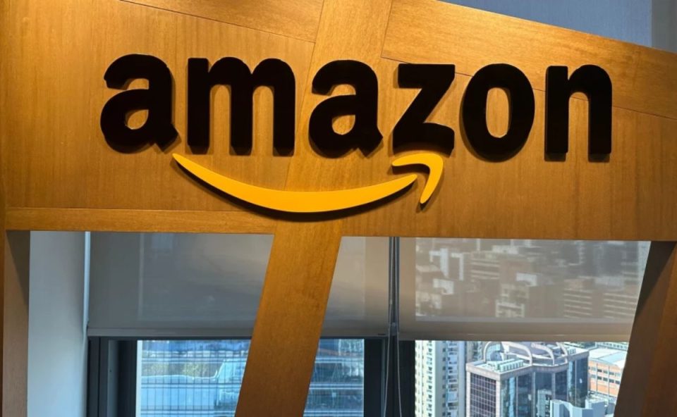 Logo da Amazon na sede no Brasil; empresa vai encerrar atualização do Kindle