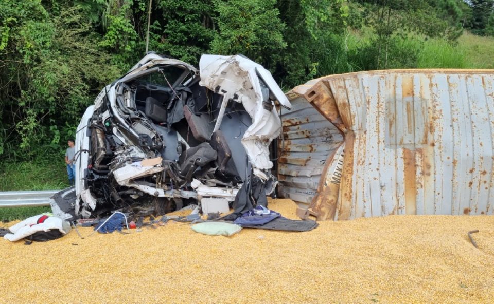 Foto mostra cabine de carreta envolvida em acidente na BR-277, em Morretes, totalmente destruída e tombada sobre a rodovia. Ambulância com pacientes de Piraquara ficou presa por horas na fila.