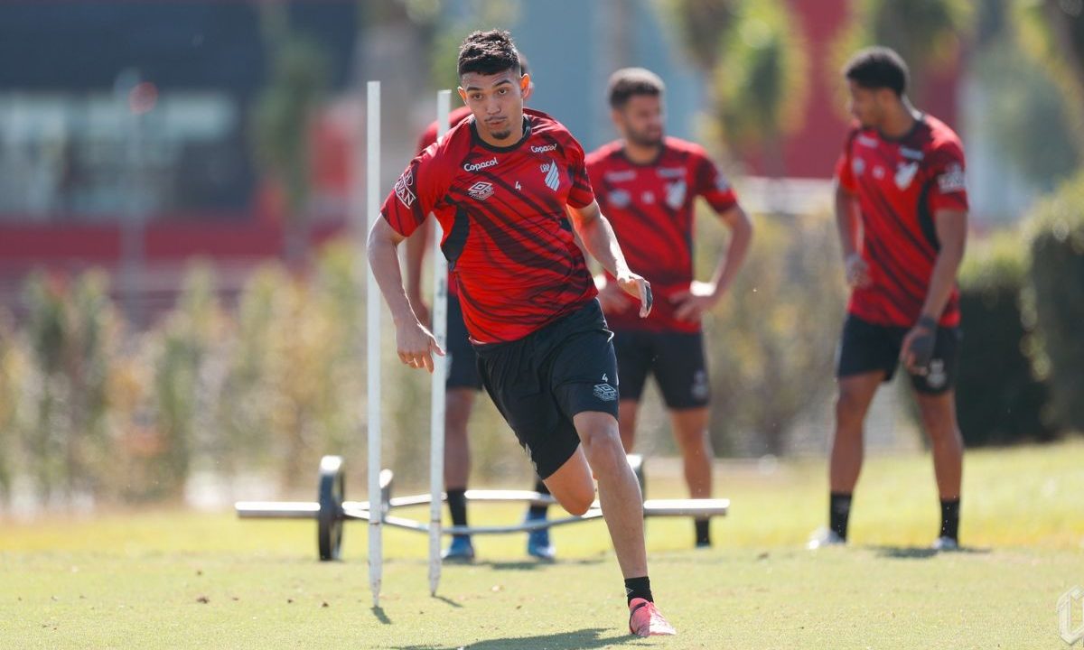 Arthur Dias em treino pelo Athletico no CT do Caju, durante atividade física; zagueiro é observado por clube inglês no mercado da bola