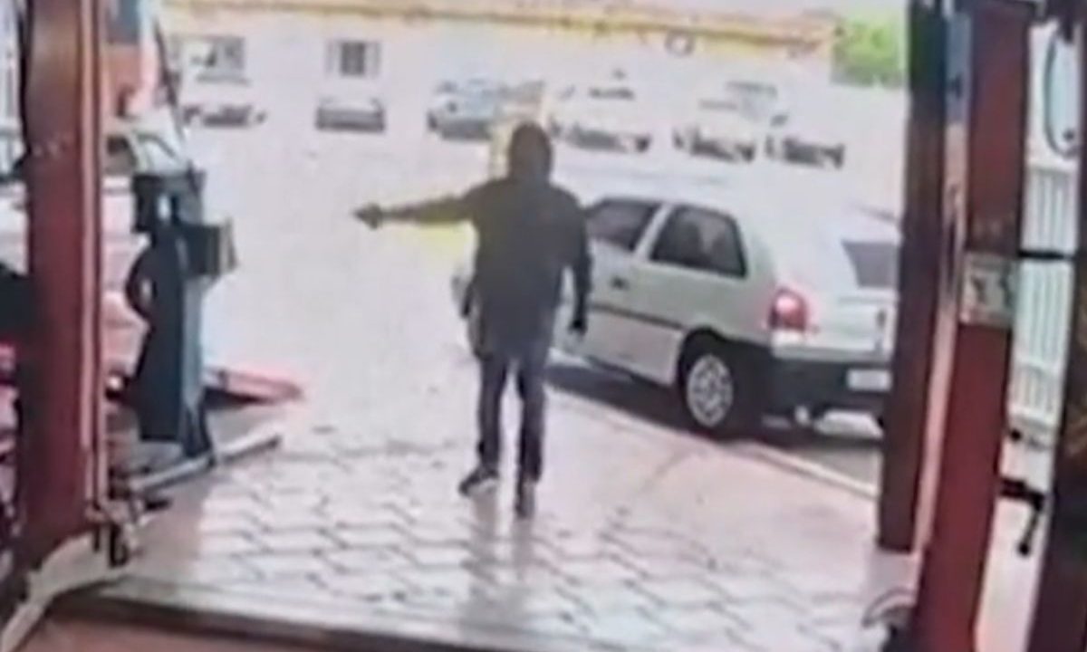 Funcionários chegaram a ser amarrados durante assalto em oficina no bairro Uberaba, em Curitiba