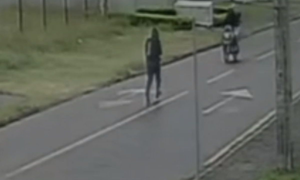 Imagem de câmera de segurança mostra assalto a motociclistas em Pinhais