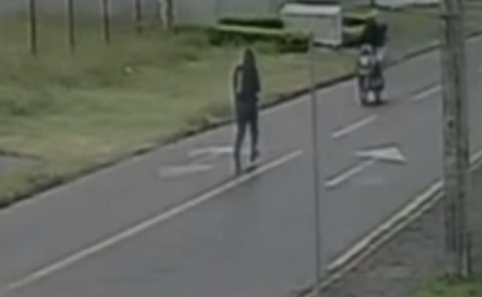 Imagem de câmera de segurança mostra assalto a motociclistas em Pinhais