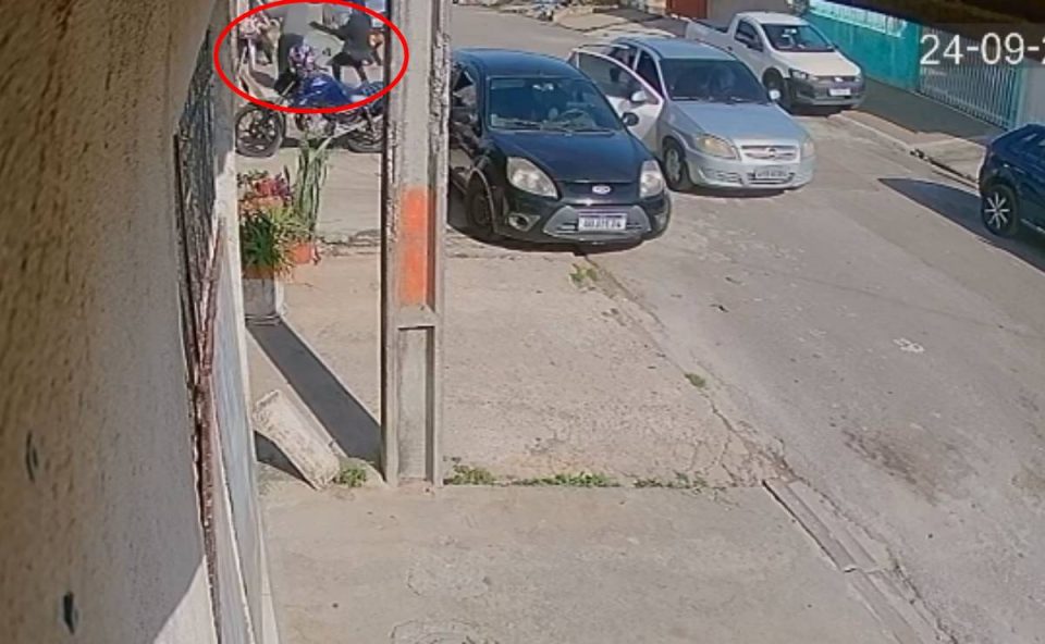 Foto mostra momento que criminosos chegam em distribuidora para realizar o ataque a tiros