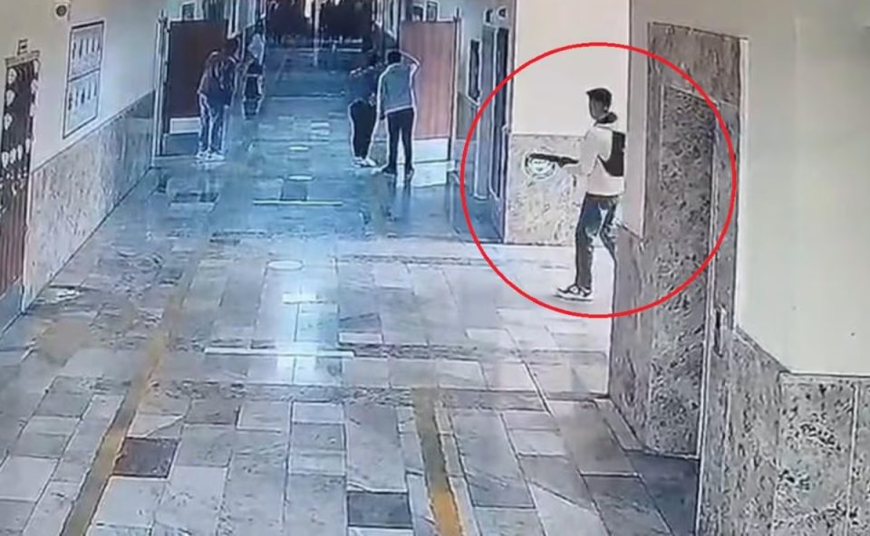 Captura de um trecho do vídeo da câmera de segurança que mostra o ex-aluno em ataque a tiros em escola na Turquia.