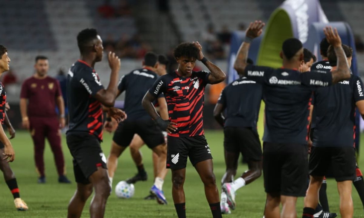Foto do atacante Bruninho em aquecimento antes de jogo do Athletico contra o Cruzeiro