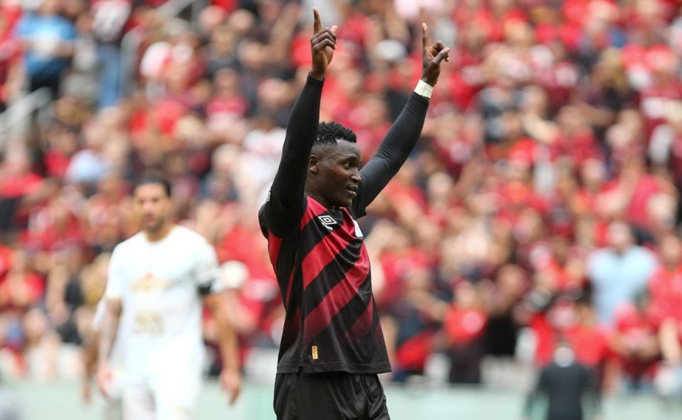 Kevin Viveros comemora gol pelo Athletico com os braços erguidos diante da torcida no estádio, durante partida do Campeonato Brasileiro