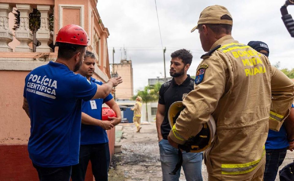 Foto mostra bombeiros trabalhando no Instituto de Educação de Paranaguá