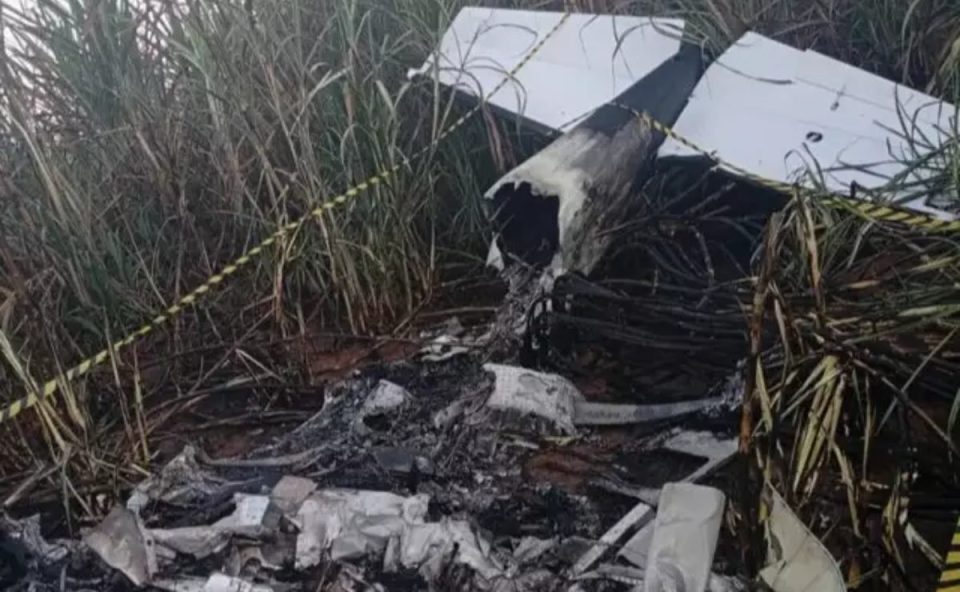 Foto de destroços de avião que caiu e deixou piloto morto
