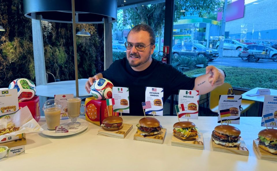 lucas sarzi, repórter do portal banda b, que foi convidado a experimentar todos os novos lanches do seleções da copa do mcdonald's