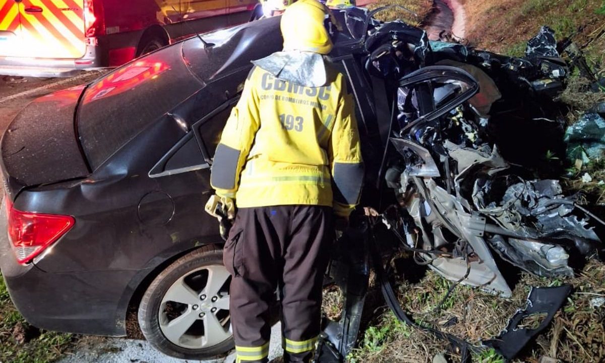 Carro destruído após batida com caminhão na BR-280