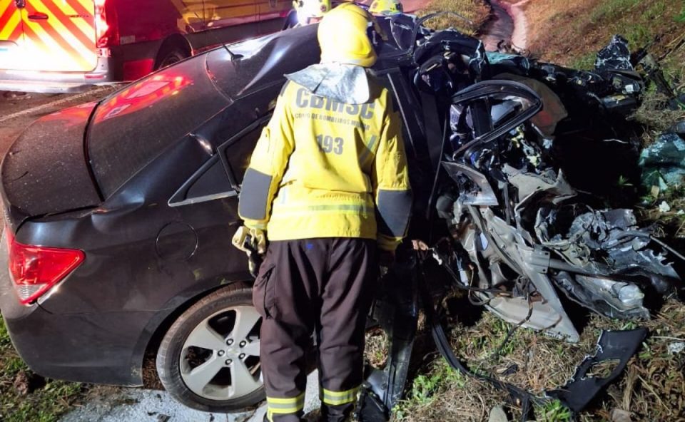 Carro destruído após batida com caminhão na BR-280