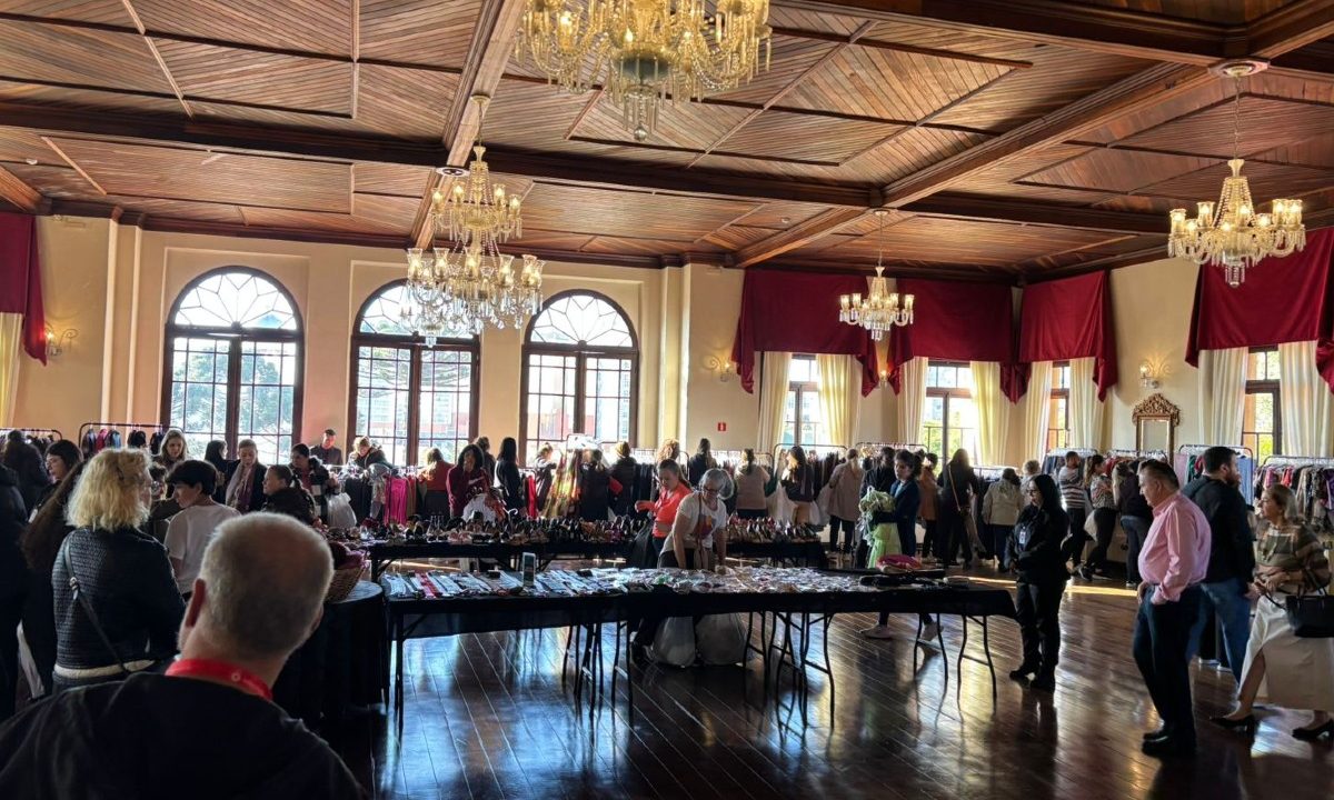 foto do bazar realizado pelo amigos do hc, que vai ser neste domingo (3) em Curitiba