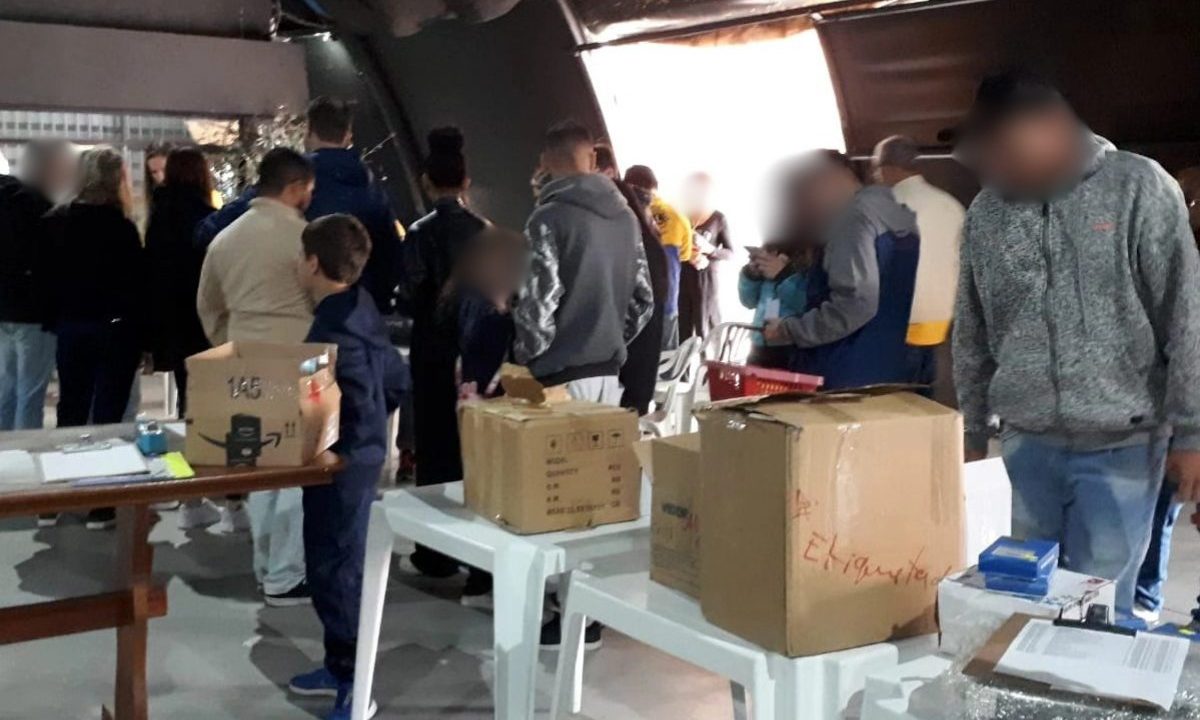 Imagems mosttra bazar com produtos da Receita Federal em Curitiba.