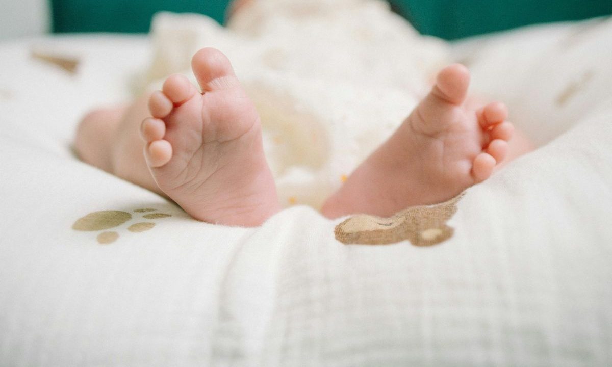 foto de pés de bebê para ilustrar o caso da criança que morreu sufocada em creche
