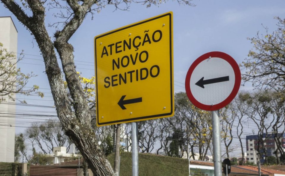 Placa de novo sentido; rua no Bom Retiro terá sentido único