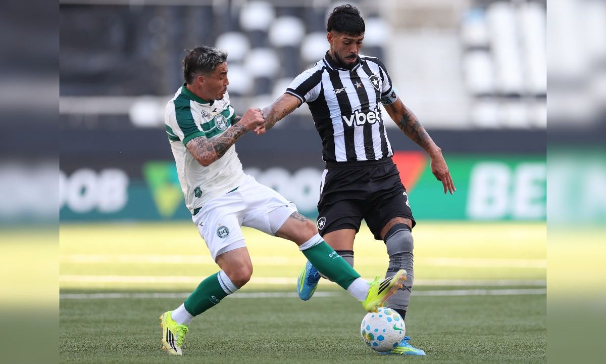 Jogador do Coritiba disputa a bola com atleta do Botafogo em lance intenso durante partida no Estádio Nilton Santos, pelo Campeonato Brasileiro
