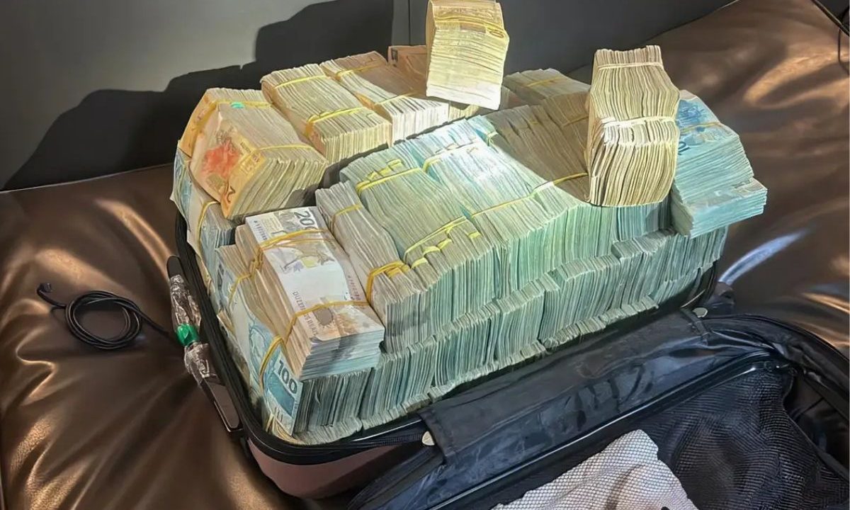 Relatório dos Estados Unidos aponta Brasil como rota do tráfico e cita PCC como principal ameaça à segurança. A imagem mostra grande quantidade de dinheiro, que é comum ser apreendida em ações de comabte ao tráfico de drogas.