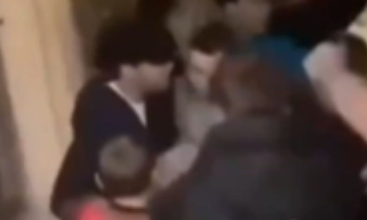 Imagem de vídeo mostra briga generalizada em estação de trem no País de Gales, que terminou com esfaqueados