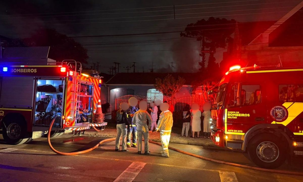 Imagem mostra bombeiros lutado contra o incêndio, ocasionado por briga no bairro Fanny, em Curitiba.