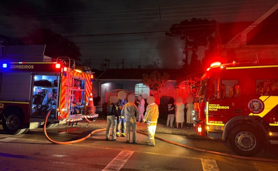 Imagem mostra bombeiros lutado contra o incêndio, ocasionado por briga no bairro Fanny, em Curitiba.