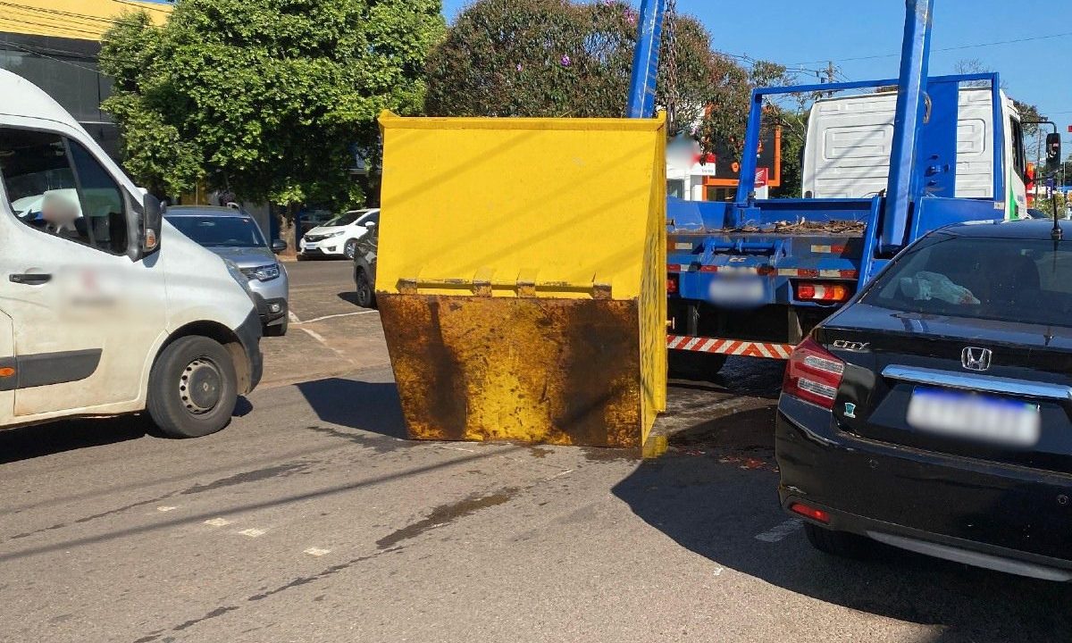 Caçamba caída no meio da pista após se soltar de um caminhão.