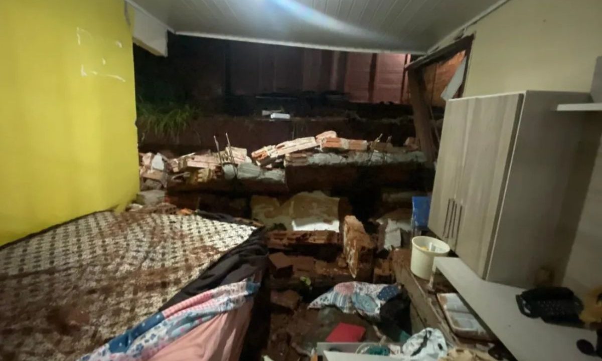 foto da casa destruída pelo alagamento onde os cães morreram afogados