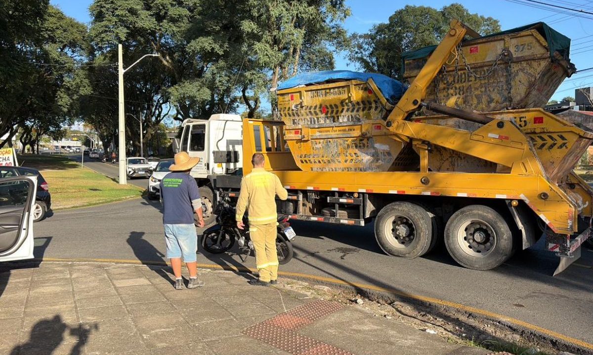 Caminhão parado no meio da rua no Jardim Social após se envolver em acidente