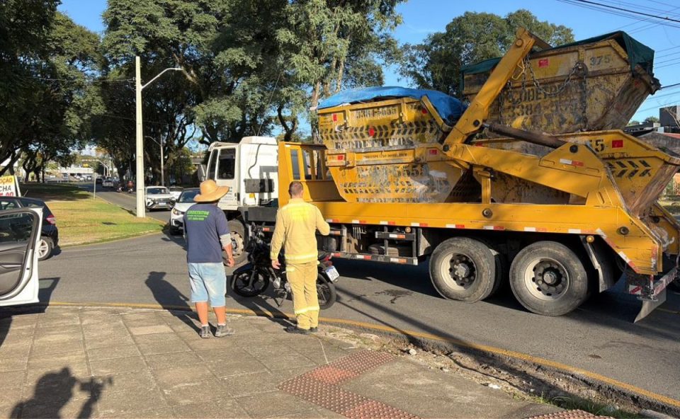 Caminhão parado no meio da rua no Jardim Social após se envolver em acidente