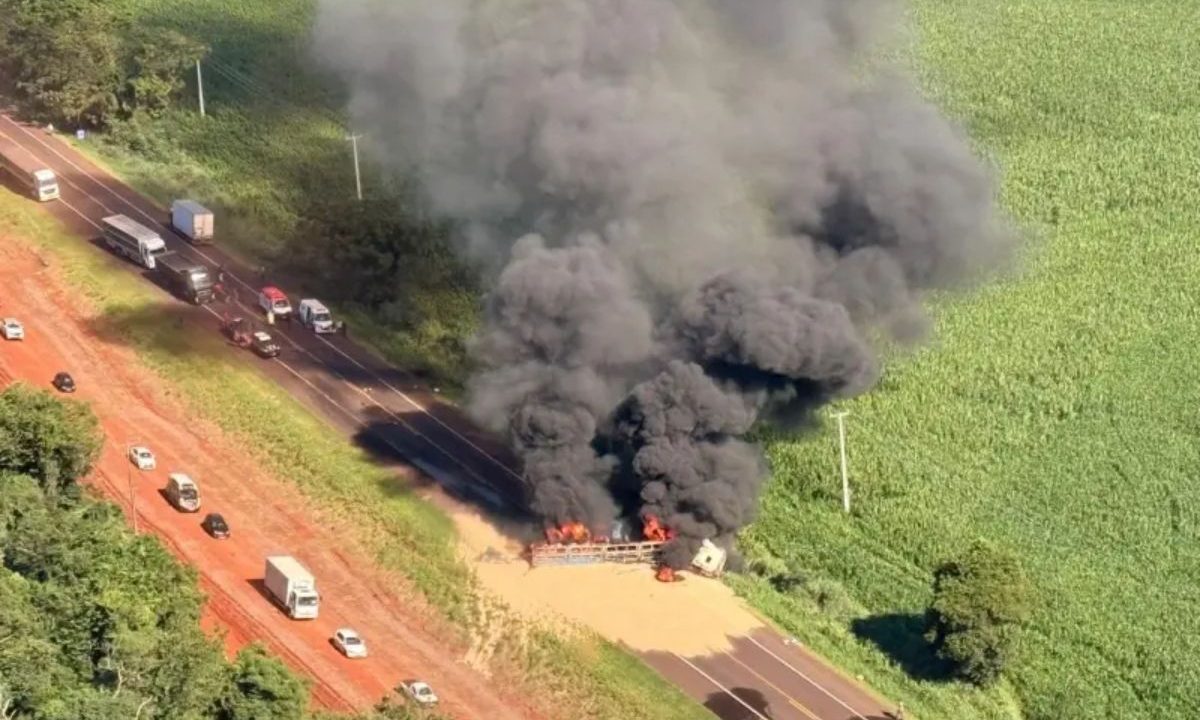 Caminhão pegando fogo na BR-277