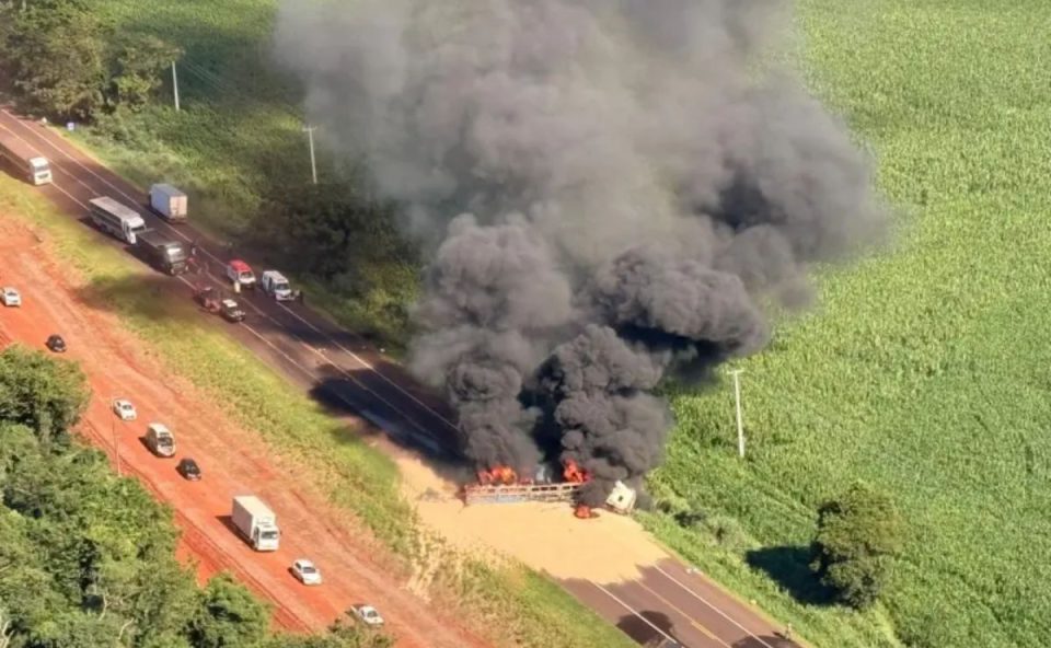 Caminhão pegando fogo na BR-277