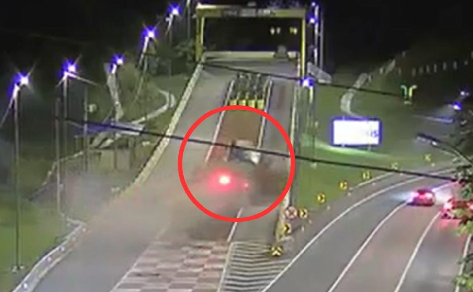 Momento em que caminhão tomba na área de escape