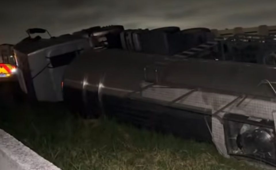 Caminhão tombado na BR-116