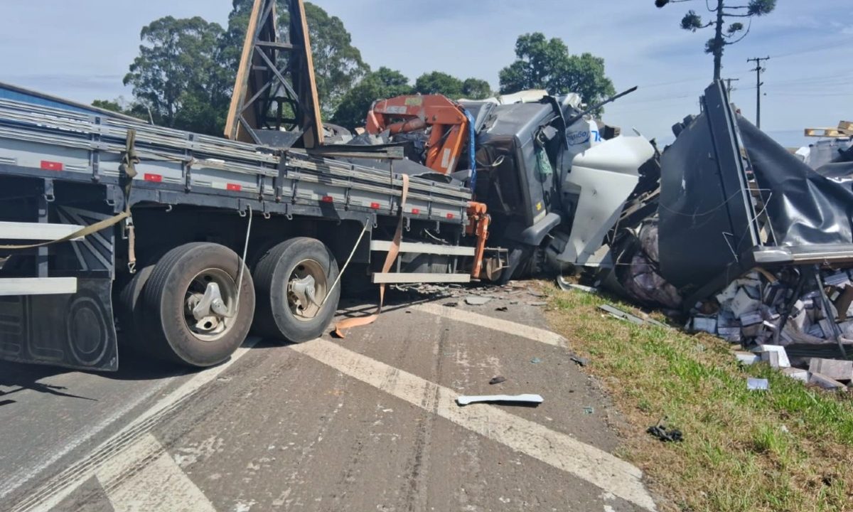 Caminhões completamente destruídos após grave acidente que matou dois caminhoneiros na Rodovia do Xisto, na Região Metropolitana de Curitiba.