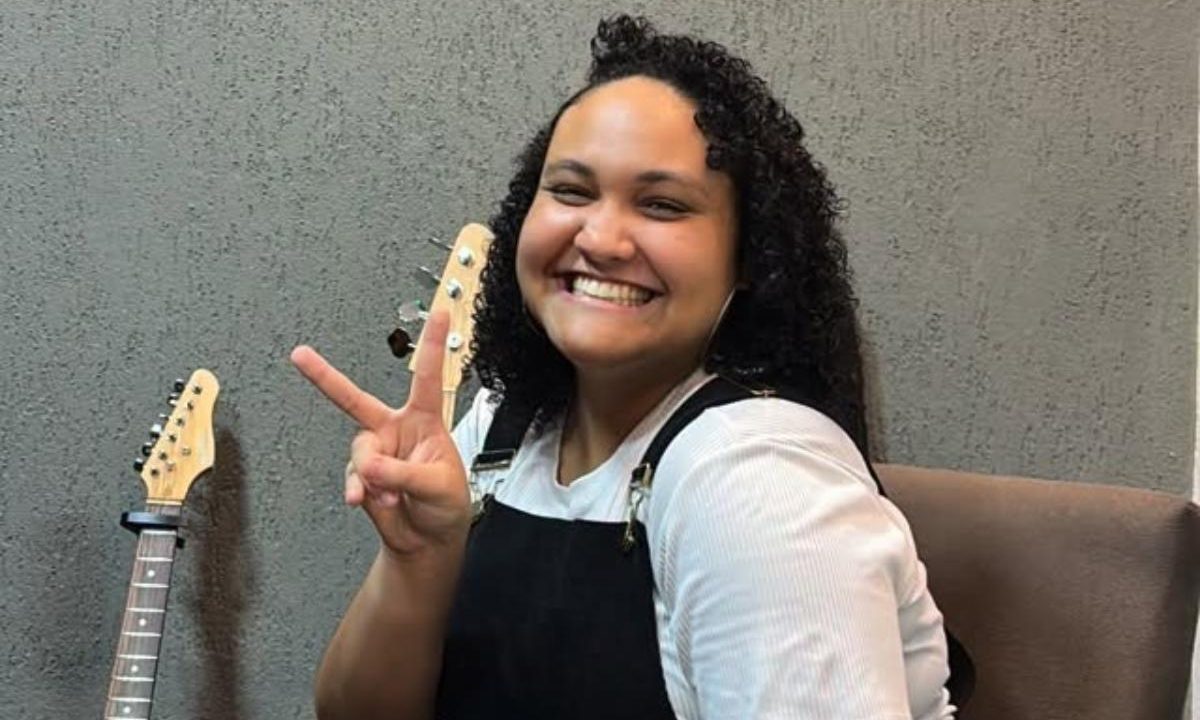 Foto da cantora gospel Carolina Beatriz; jovem morreu em acidente em parque de diversões
