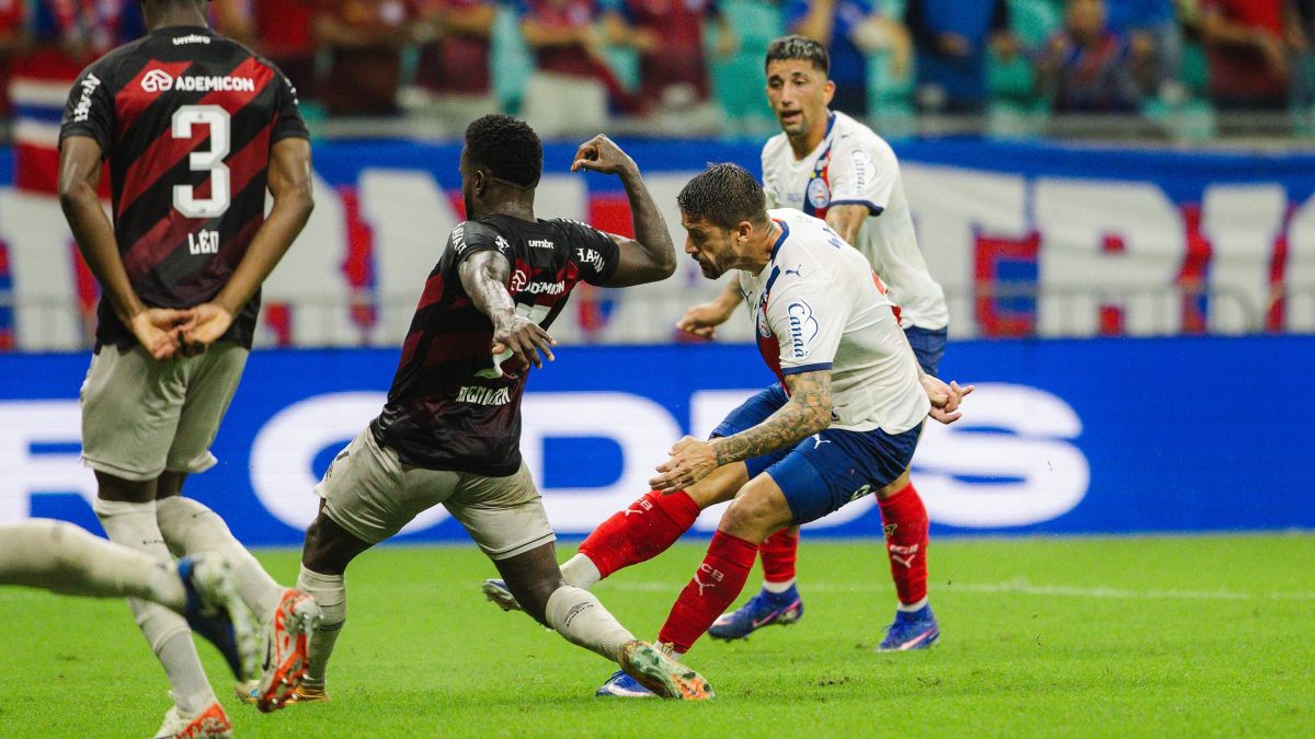 Everaldo fez dois gols do Bahia contra o Athletico.