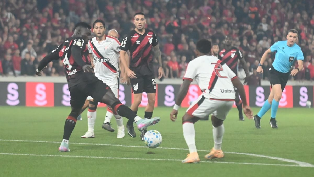 Jogadores de Athletico e Atlético-GO disputam a bola pela Copa do Brasil 2026