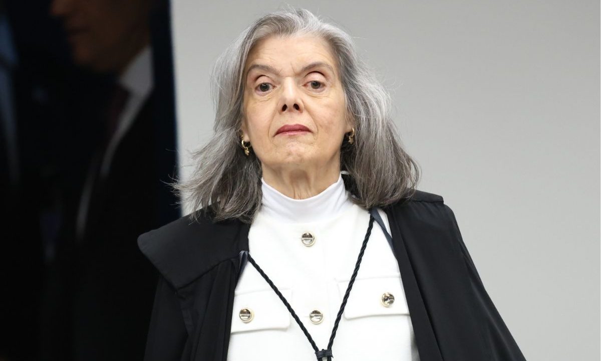 Cármen Lúcia afirma que crise de confiança no Judiciário brasileiro é grave durante evento na FGV. A imagem mostra Carmén Lúcia no STF.
