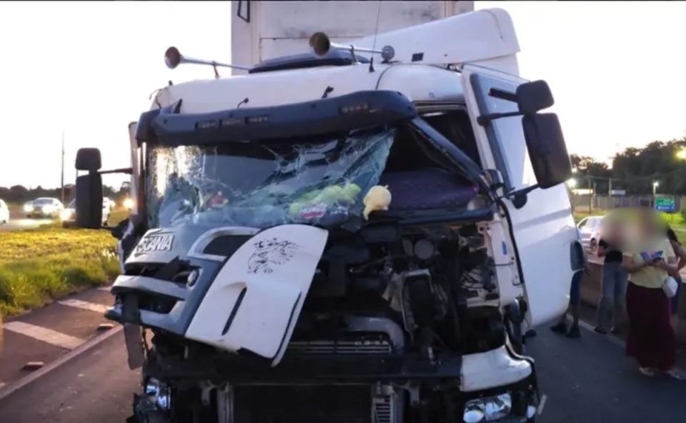 Carreta com a frente esmagada após engavetamento