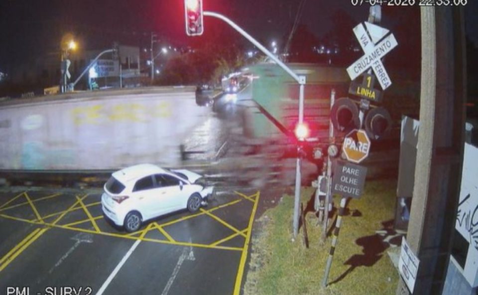 Momento em que carro bate em trem em Ponta Grossa