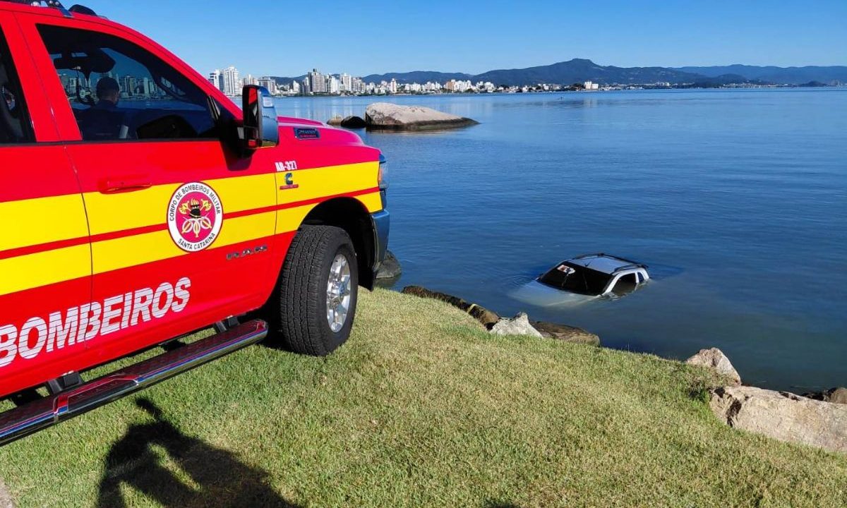 Carro que caiu no mar em Florianópolis