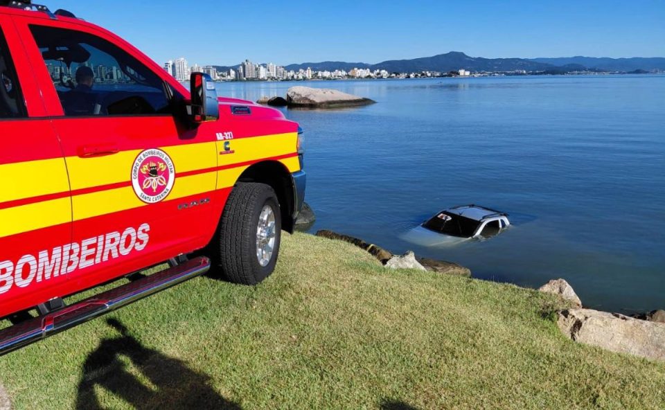 Carro que caiu no mar em Florianópolis