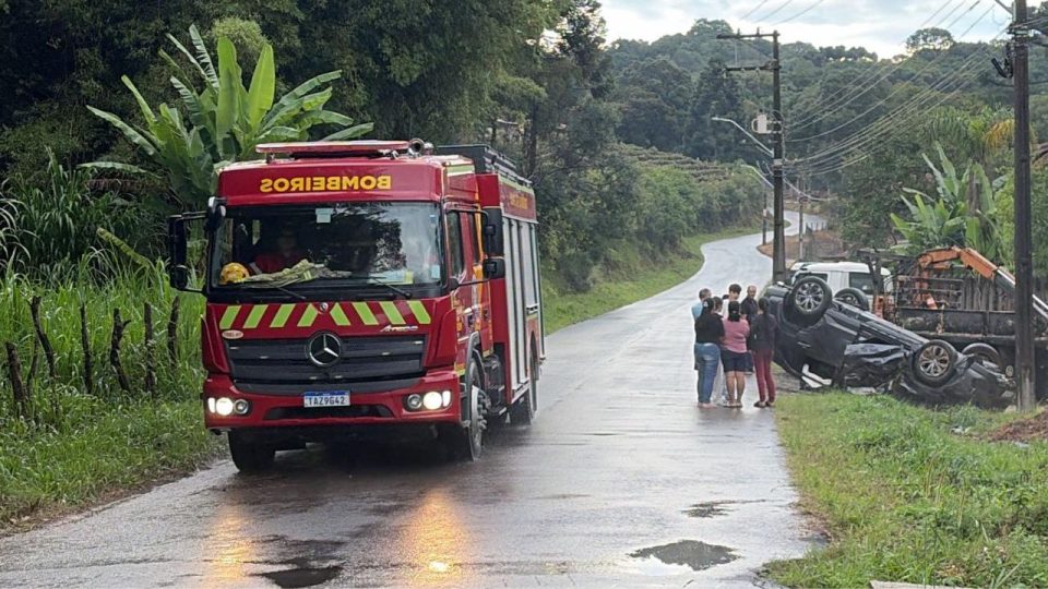 Carro capota após acidente em Almirante Tamandaré com viatura do Corpo de Bombeiros no local